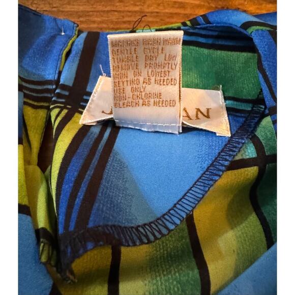 NWT Jordan Women's Size Medium Lime Green Geometric Back Button Short Sleeve - Picture 6 of 6